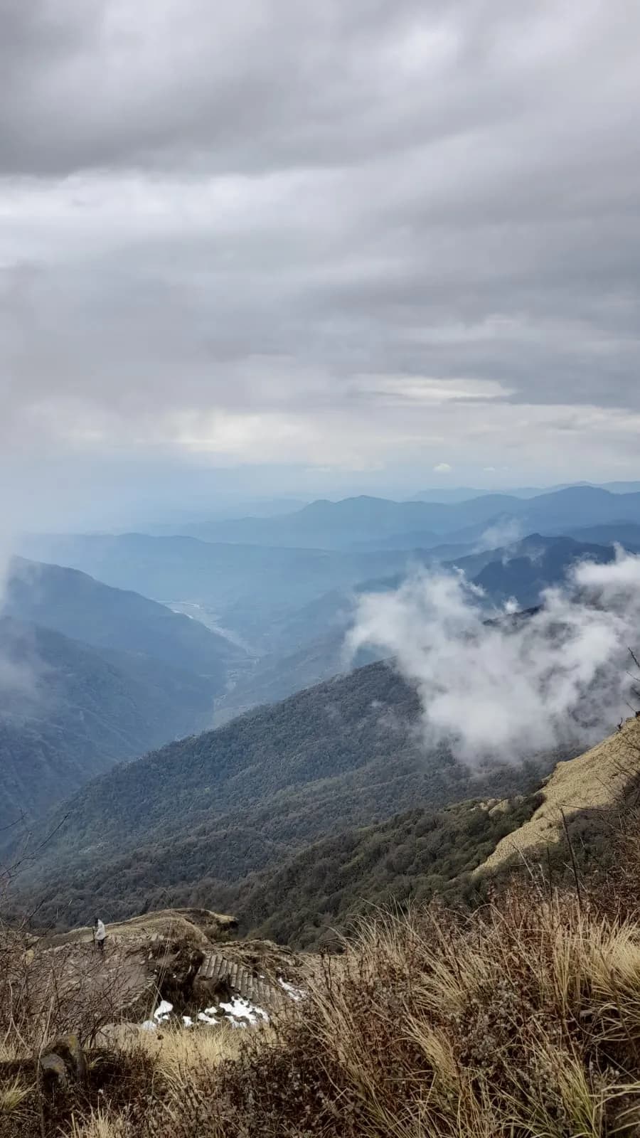 The ridge trail to Mardi Base Camp — clouds in every direction, and fifty meters of visibility at most.